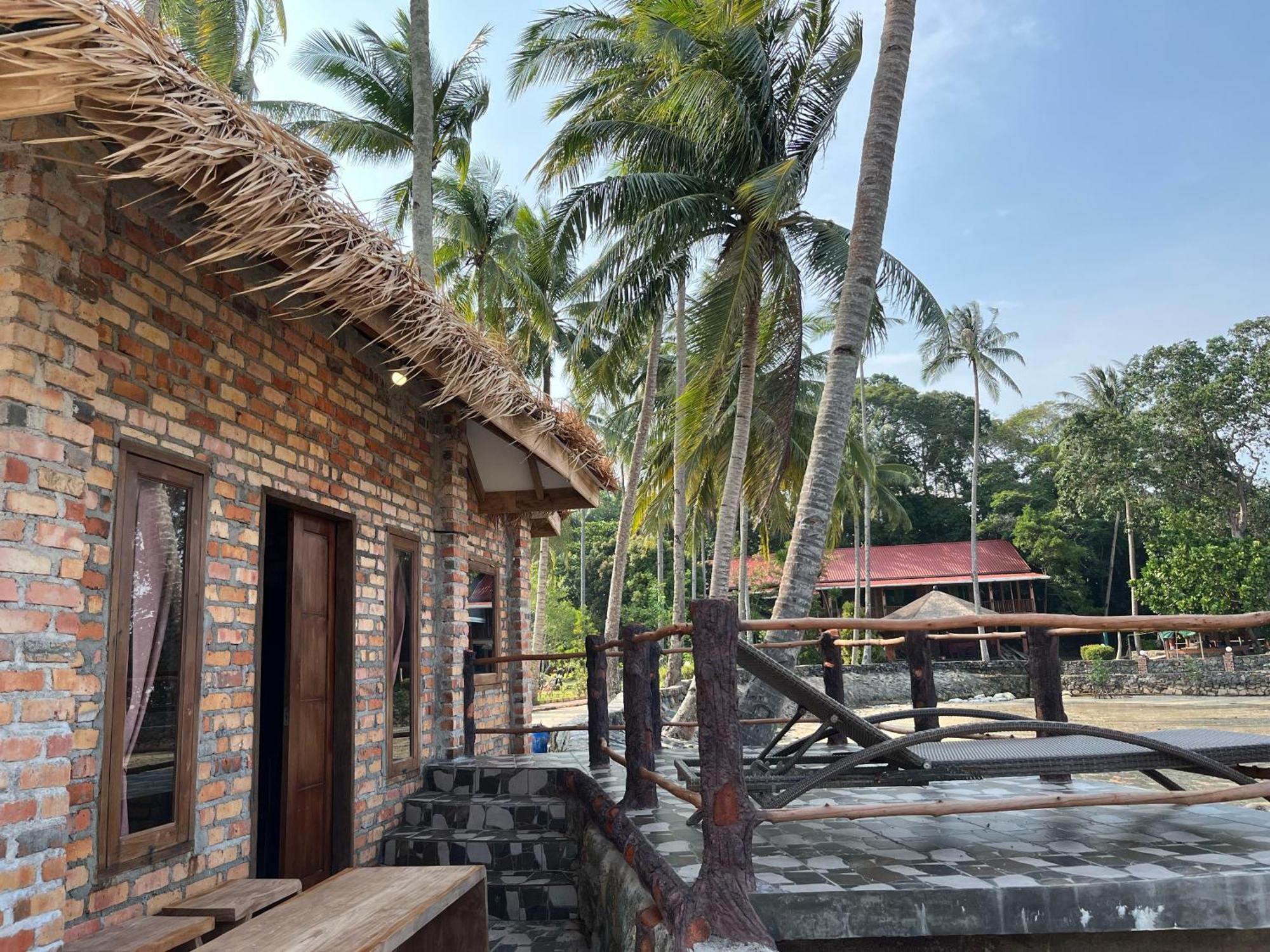 Loola Adventure Resort Teluk Bakau Exteriör bild